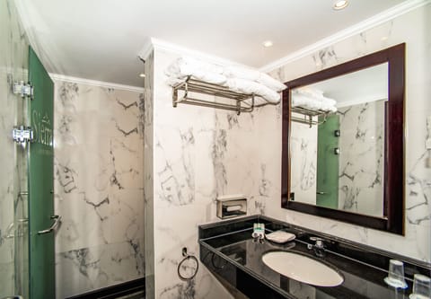 Standard Room, 3 Twin Beds, Garden View | Bathroom | Shower, free toiletries, hair dryer, bathrobes