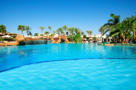 7 outdoor pools, sun loungers