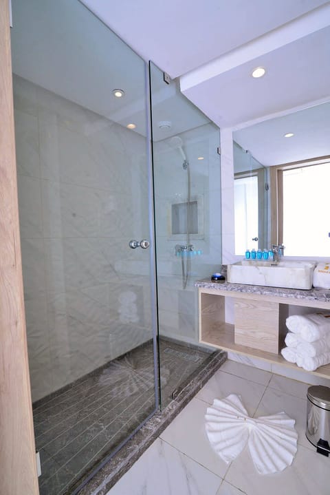 Superior Triple Room | Bathroom | Free toiletries, hair dryer, towels