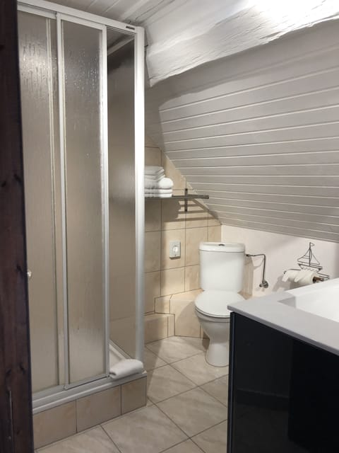 Suite Supérieure | Bathroom | Free toiletries, hair dryer, slippers, towels