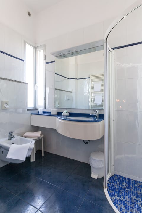 Triple Room | Bathroom | Shower, free toiletries, hair dryer, bidet