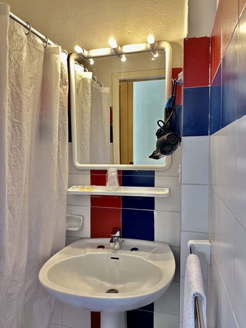 Single Room, Sea View | Bathroom | Shower, free toiletries, hair dryer, towels