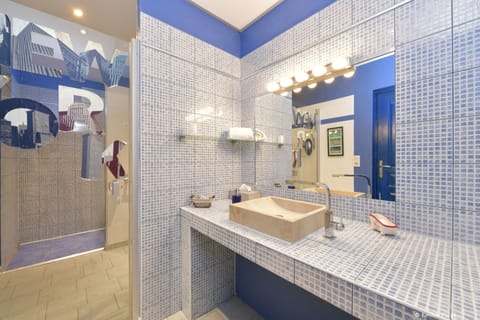 Double Room, Accessible, Ensuite (Chambre Voyage) | Bathroom