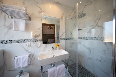 Deluxe Double or Twin Room | Bathroom | Free toiletries, hair dryer, slippers, bidet