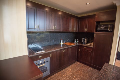 Suite, 2 Bedrooms, Kitchenette | Private kitchen | Coffee/tea maker