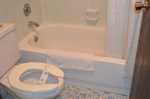 Combined shower/tub, towels