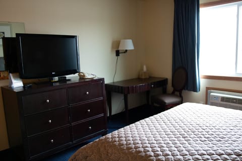 Standard Room, 1 Queen Bed, Non Smoking | Blackout drapes, iron/ironing board, free WiFi