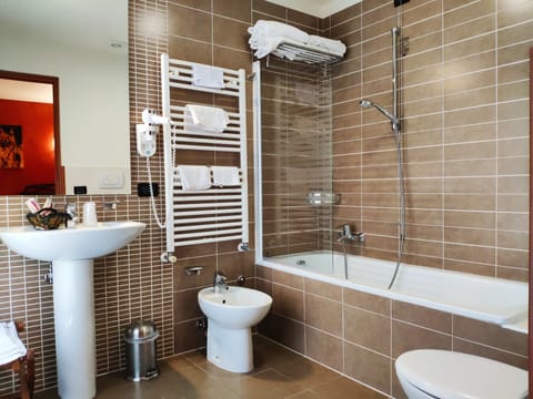 Rainfall showerhead, hair dryer, bidet, towels