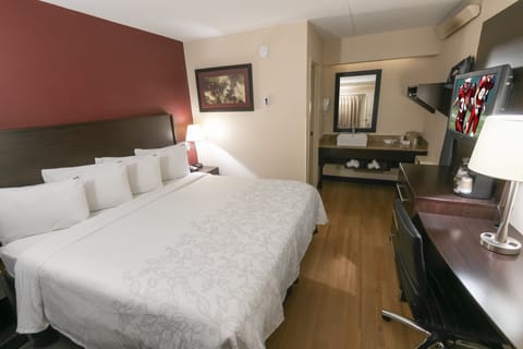 Standard Room, 1 King Bed (Smoke Free) | In-room safe, blackout drapes, free cribs/infant beds, free WiFi