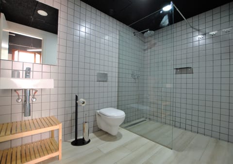 Superior Double or Twin Room, Balcony | Bathroom | Shower, hair dryer, towels
