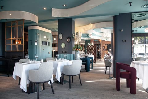 Breakfast, lunch and dinner served