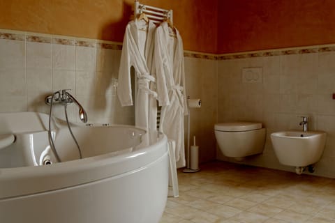 Junior Double Room | Bathroom | Free toiletries, hair dryer, bathrobes, slippers