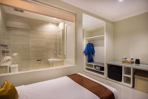 Deluxe Twin Room | Minibar, in-room safe, desk, blackout drapes