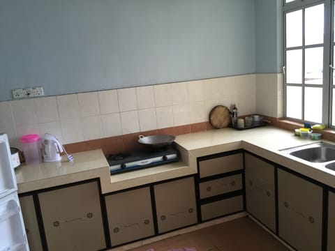 Standard Apartment, 3 Bedrooms | Private kitchenette | Full-size fridge, stovetop, electric kettle, cookware/dishes/utensils