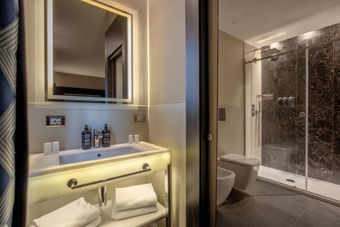 Suite | Bathroom | Eco-friendly toiletries, hair dryer, towels