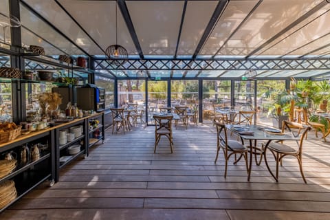 Continental breakfast on weekdays (EUR 17 per person)