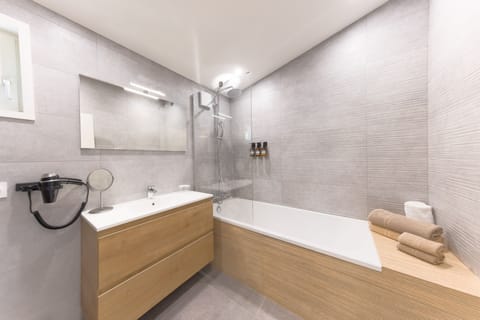 Deluxe Chalet Suite | Bathroom | Hair dryer, towels