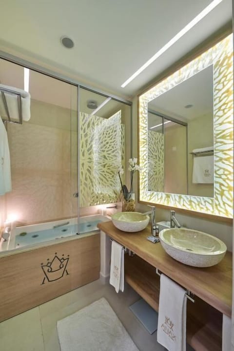 Deluxe Double Room | Bathroom | Combined shower/tub, jetted tub, hydromassage showerhead