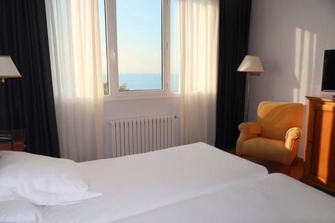 Twin Room, Sea View | In-room safe, desk, blackout drapes, iron/ironing board