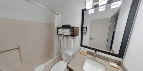 Combined shower/tub, free toiletries, hair dryer, towels