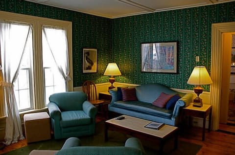 Room 2, 1 Queen Bed | Living room | Flat-screen TV