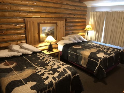 Motel, MT. Washburn (110) - Queen, Full, Private Bath, Shower, TV, MW, F, No Roll-away | Free WiFi, bed sheets