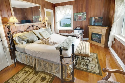 Sea Breeze Room (Beach House 2nd Floor) | Egyptian cotton sheets, premium bedding, pillowtop beds
