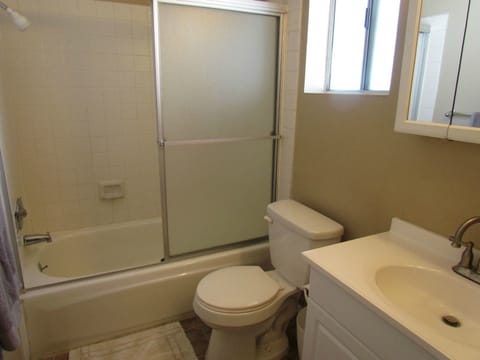 1 Bedroom, Townhouse | Bathroom | Combined shower/tub, towels