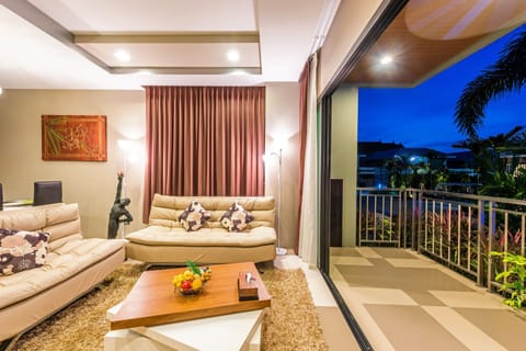 Family Suite (Double), Balcony | Living room | Flat-screen TV