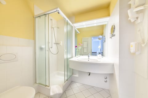 Economy Single Room | Bathroom | Free toiletries, hair dryer, towels