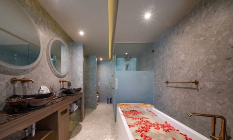 Grand Pool Access | Bathroom | Separate tub and shower, deep soaking tub, free toiletries, hair dryer