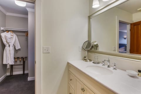 Deluxe Room, 1 King Bed | Bathroom sink