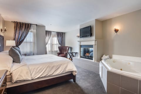 Deluxe Room, 1 King Bed | Jetted tub