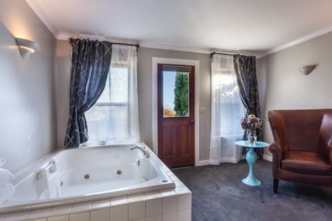 Deluxe Room, 1 King Bed | Jetted tub