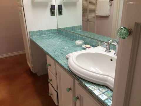 XX-Suite, Private Bathroom (2. Lavender Suite) | Bathroom | Free toiletries, hair dryer, bathrobes, towels