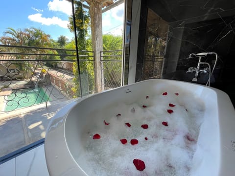 Premier Room, Jetted Tub (Maximo) | Minibar, free WiFi