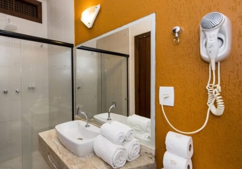 Deluxe Suite | Bathroom | Shower, rainfall showerhead, hair dryer, towels