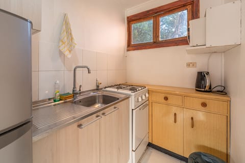 Bungalow, 2 Bedrooms, Kitchen (tipo D) | Private kitchen | Stovetop, electric kettle, cookware/dishes/utensils