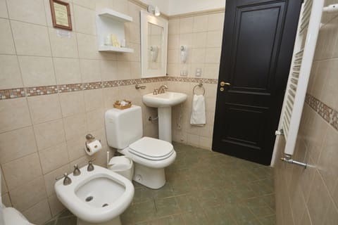 Standard Double or Twin Room | Bathroom | Combined shower/tub, free toiletries, hair dryer, bidet