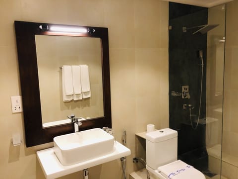 Standard Triple Room | Bathroom | Shower, rainfall showerhead, free toiletries, hair dryer