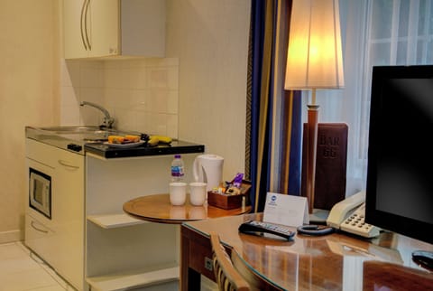 Executive Studio, 1 Double Bed, Non Smoking | Private kitchenette | Coffee/tea maker, electric kettle