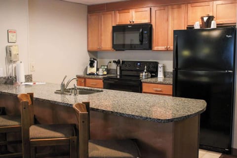 Exclusive Suite | Private kitchenette | Mini-fridge, microwave, coffee/tea maker