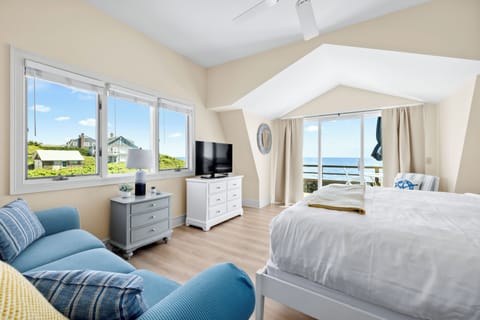 Deluxe Room, 1 King Bed, Oceanfront | Premium bedding, down comforters, iron/ironing board, free WiFi