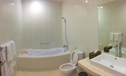 Deluxe Room | Bathroom | Combined shower/tub, free toiletries, hair dryer, bathrobes