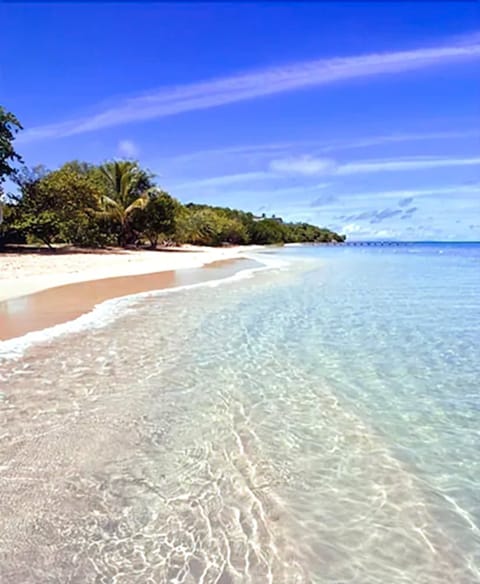 Beach nearby, white sand, beach towels