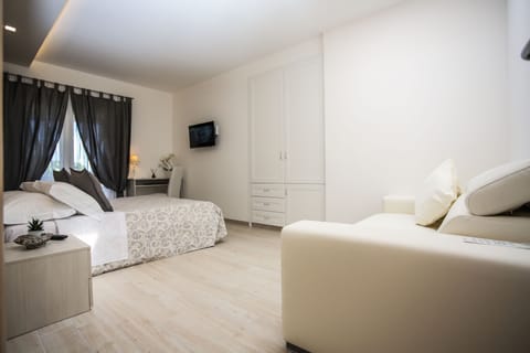 Comfort Double Room, Private Bathroom | Minibar, in-room safe, desk, laptop workspace