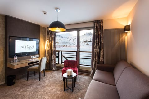 Junior Suite, 1 Bedroom, Balcony, Mountain View | Premium bedding, minibar, in-room safe, individually decorated