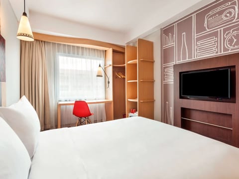 Superior Room, 1 King Bed | In-room safe, desk, free WiFi, bed sheets