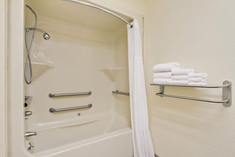 Combined shower/tub, free toiletries, towels