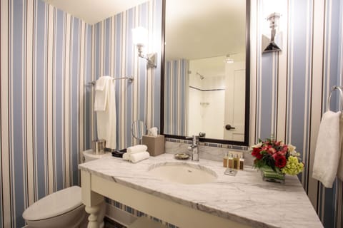 Classic City Queen/Queen | Bathroom | Free toiletries, hair dryer, bathrobes, slippers